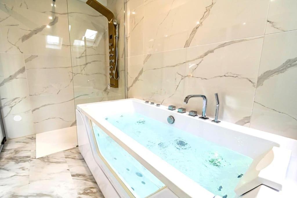 Oasis Chic - Spa Prive & Cinema Реймс Екстер'єр фото